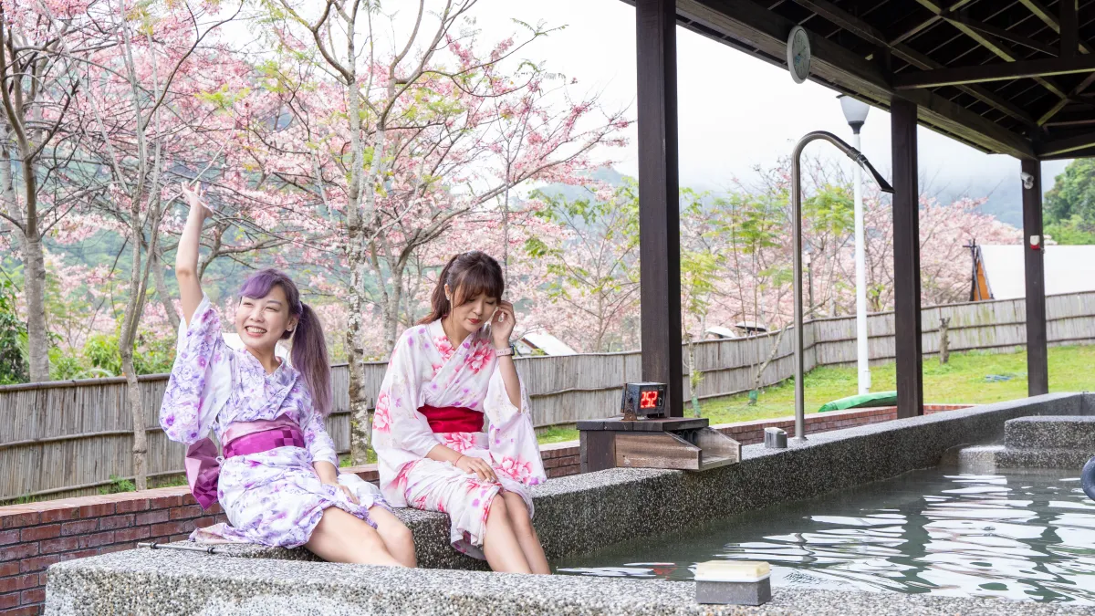 觀光局邀請民眾趁著春暖花開的期間,一起進入六龜山城泡湯賞花。(圖/高市觀光局提供)