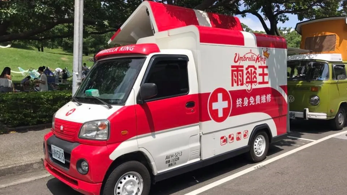 紅白相間的雨傘王行動維修車(圖/新零售時代提供)