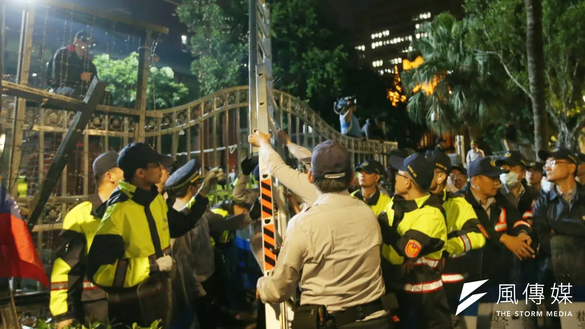 反年改團體25日衝入立法院,衝突中造成記者、員警受傷。對此,總統蔡英文晚間於臉書發文說,「政府不會在暴力下低頭,改革會堅持到底」。(陳明仁攝)