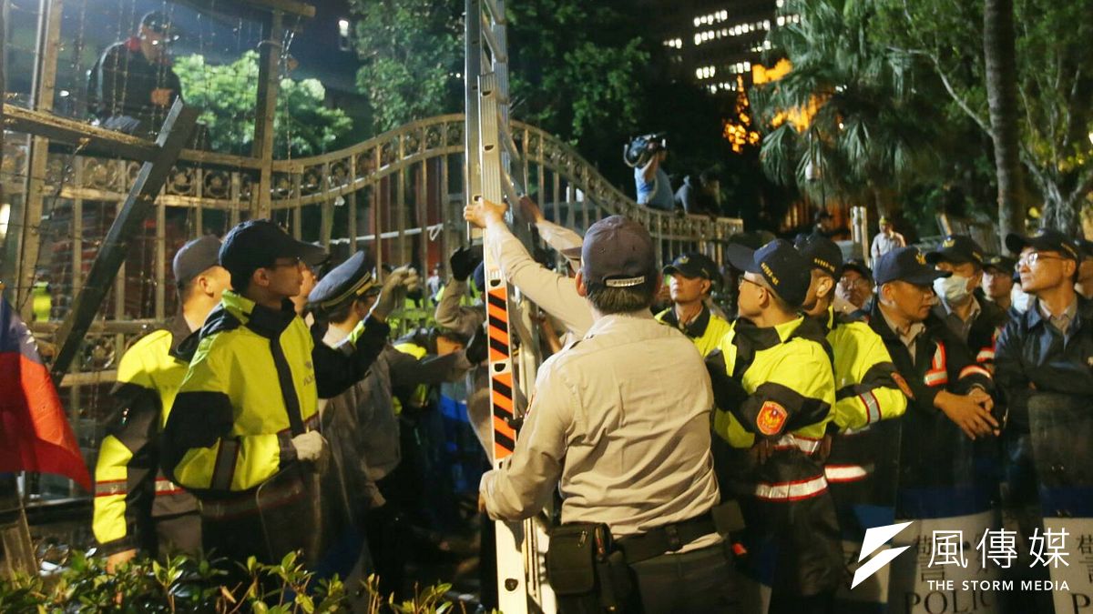 反年改團體25日衝入立法院,衝突中造成記者、員警受傷。對此,總統蔡英文晚間於臉書發文說,「政府不會在暴力下低頭,改革會堅持到底」。(陳明仁攝) 反年改團體25日衝入立法院,衝突中造成記者、員警受傷。對此,總統蔡英文晚間於臉書發文說,「政府不會在暴力下低頭,改革會堅持到底」。(陳明仁攝)