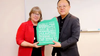 「轉型正義基金會訪問團」團長、德國轉型正義基金會執行長卡明斯基與文化部長史哲合影。(圖/文化部提供)