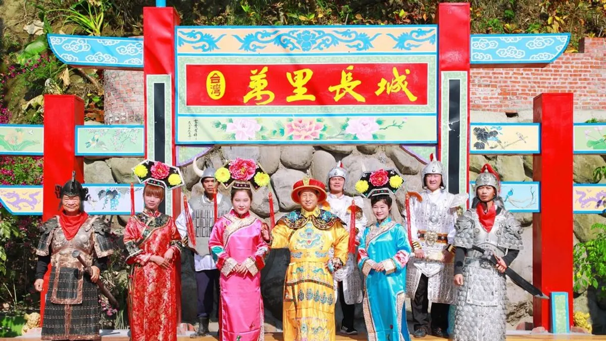 各式宮廷劇古裝戲服,遊客可換上戲服變格格、當皇帝穿越古今。(圖/台灣萬里長城提供) 各式宮廷劇古裝戲服,遊客可換上戲服變格格、當皇帝穿越古今。(圖/台灣萬里長城提供)