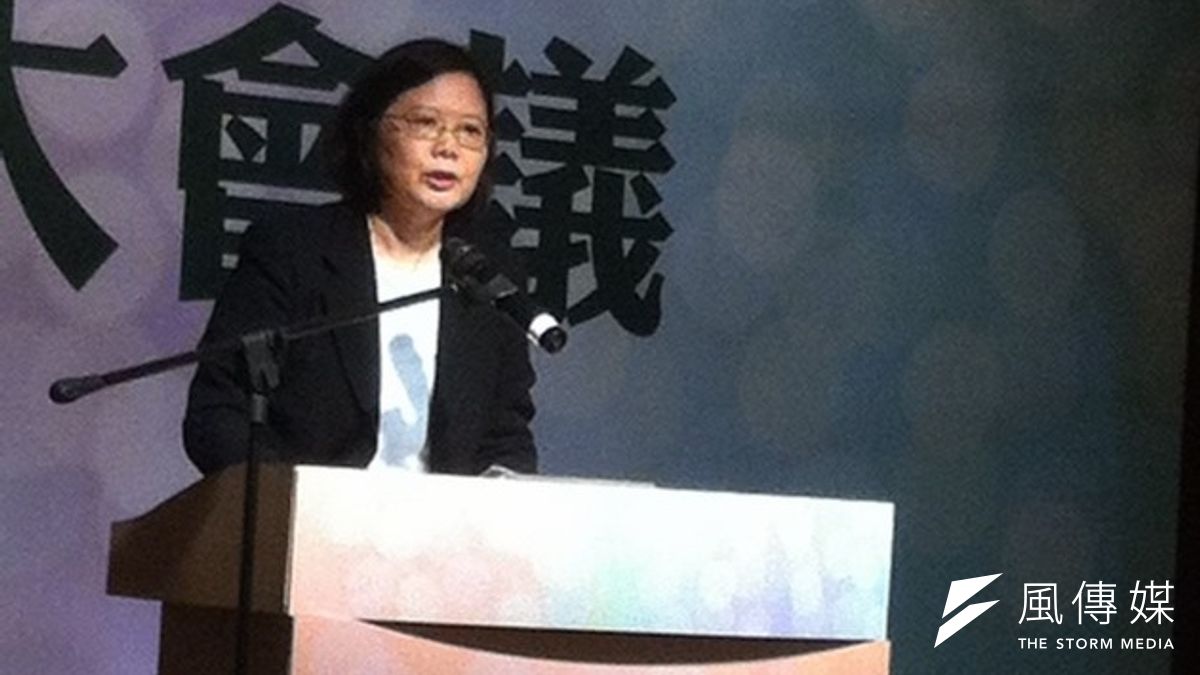 民進黨召開「立法院臨時會前政策擴大會議」,黨主席蔡英文在開幕致詞時,痛批馬政府規劃的自經區,試圖偷渡各種爭議性的開放管制措施。(顏振凱攝) 民進黨召開「立法院臨時會前政策擴大會議」,黨主席蔡英文在開幕致詞時,痛批馬政府規劃的自經區,試圖偷渡各種爭議性的開放管制措施。(顏振凱攝)