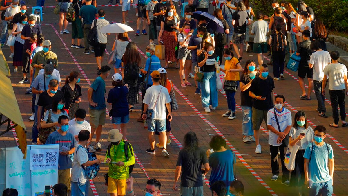 最近根據中國人大通過的標準,有四位香港民主派議員被取消資格,引發全體民主派議員辭職抗議。圖為香港民眾7月12日參與民主派初選,這也是「港版國安法」過關後的首次投票。(美聯社) 最近根據中國人大通過的標準,有四位香港民主派議員被取消資格,引發全體民主派議員辭職抗議。圖為香港民眾7月12日參與民主派初選,這也是「港版國安法」過關後的首次投票。(美聯社)