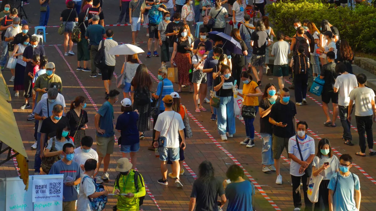 最近根據中國人大通過的標準,有四位香港民主派議員被取消資格,引發全體民主派議員辭職抗議。圖為香港民眾7月12日參與民主派初選,這也是「港版國安法」過關後的首次投票。(美聯社)