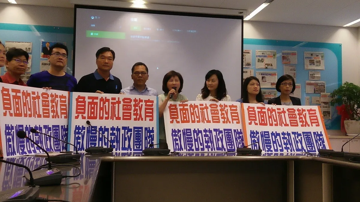官員備詢猛滑手機 議員黃馨慧痛批:難怪台中市每況愈下!