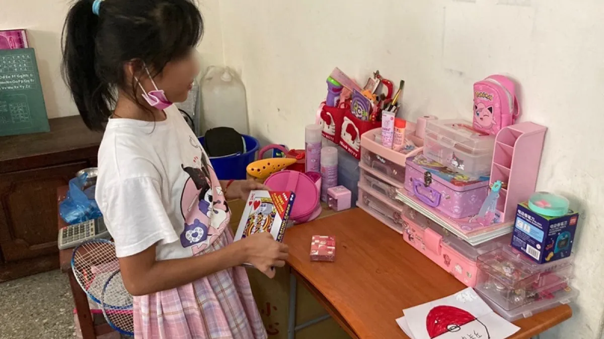 偏鄉小女孩冠冠因為有「點燃生命之火」資助,在志工協助資源整合下,她終於有一張自己專屬的書桌。/中信慈善基金會提供
