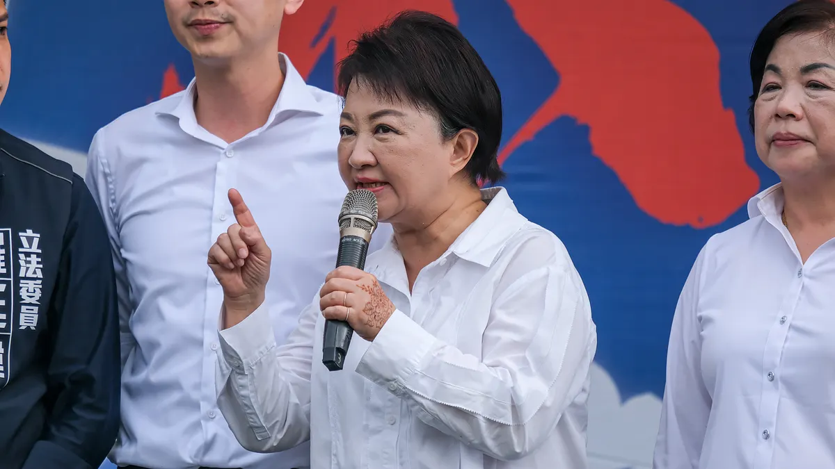 台中市長の盧秀燕氏(中央)は党内から責任を問われ、対応を欠いたまま最終的に鄭麗文氏が国民党主席に当選する混乱を招いた。 (写真/劉偉宏撮影) 台中市長の盧秀燕氏(中央)は党内から責任を問われ、対応を欠いたまま最終的に鄭麗文氏が国民党主席に当選する混乱を招いた。 (写真/劉偉宏撮影)