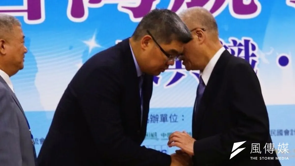國民黨台北市長參選人連勝文15日參加競爭力高峰會,並和也受邀出席的副總統吳敦義交頭接耳。(林詔安攝)
