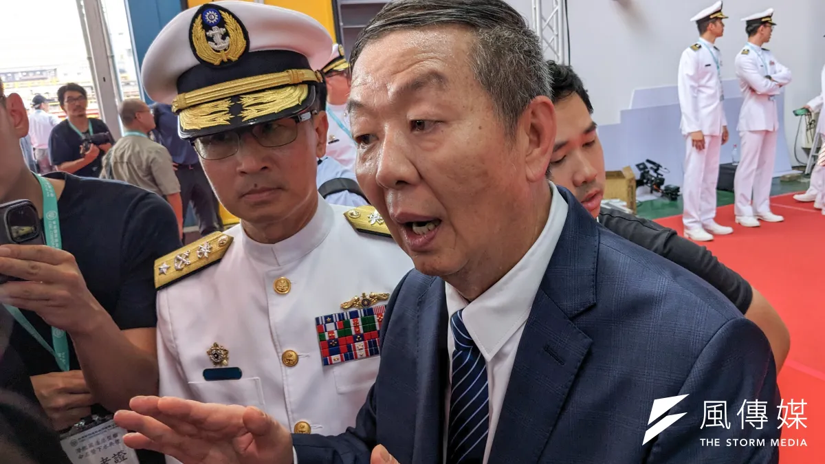 國造潛艦推手黃曙光(右)卸下召集人後,近日請辭國安會諮詢委員獲准,引發潛艦圈震盪。(資料照,顏麟宇攝)