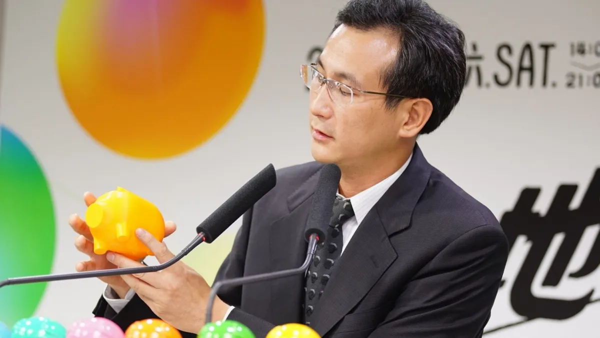 民進黨發言人鄭運鵬公布新版的小額募款小豬。(民進黨中央提供)