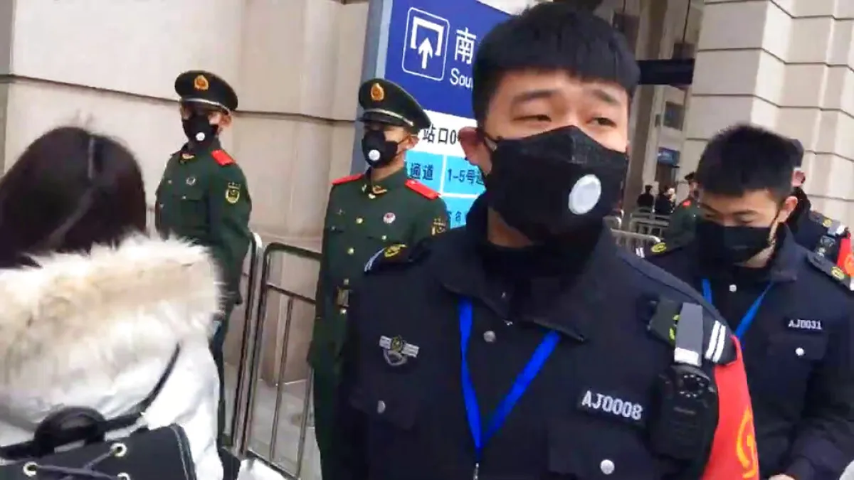 武漢肺炎疫情不斷升高,當地對外公共交通已完全中斷,火車站也被武警管控關閉。(美聯社)