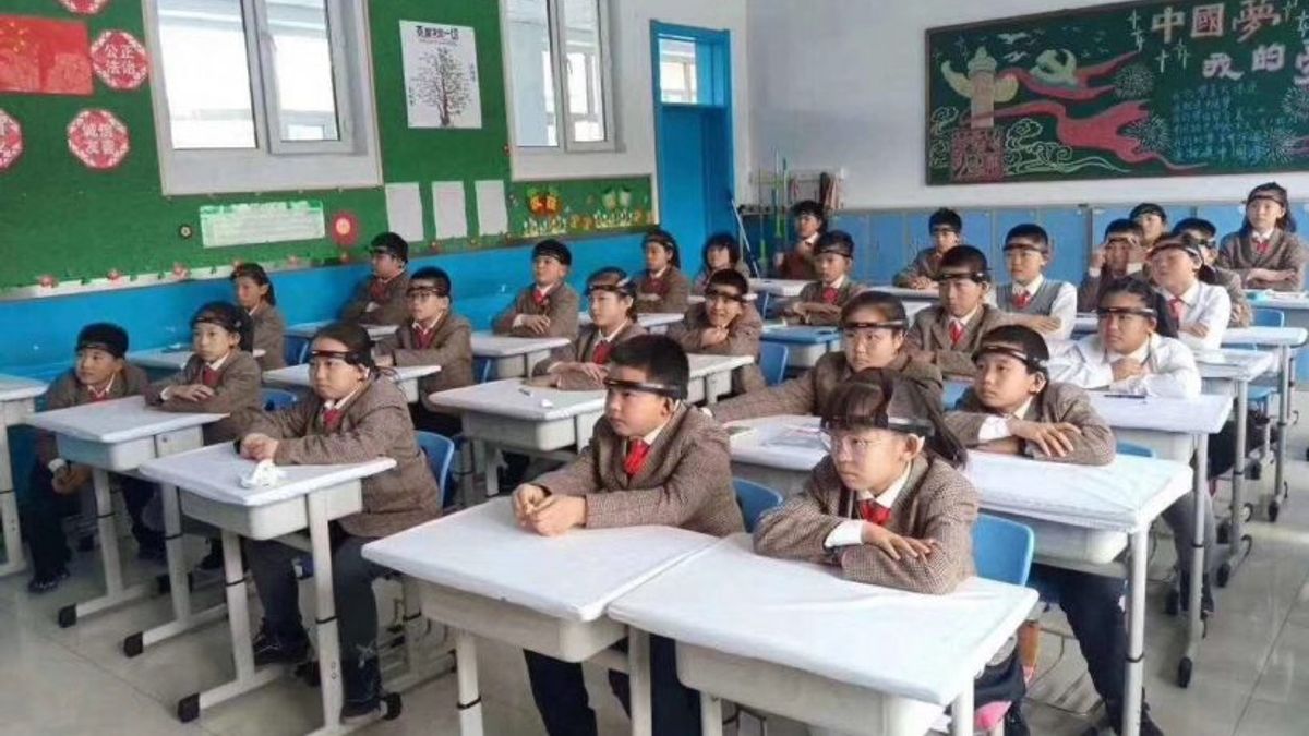 中國浙江一所小學的孩子戴著腦波頭帶。據報稱,是在課堂上監控報告他們的注意力水平。 (SupChina) 中國浙江一所小學的孩子戴著腦波頭帶。據報稱,是在課堂上監控報告他們的注意力水平。 (SupChina)