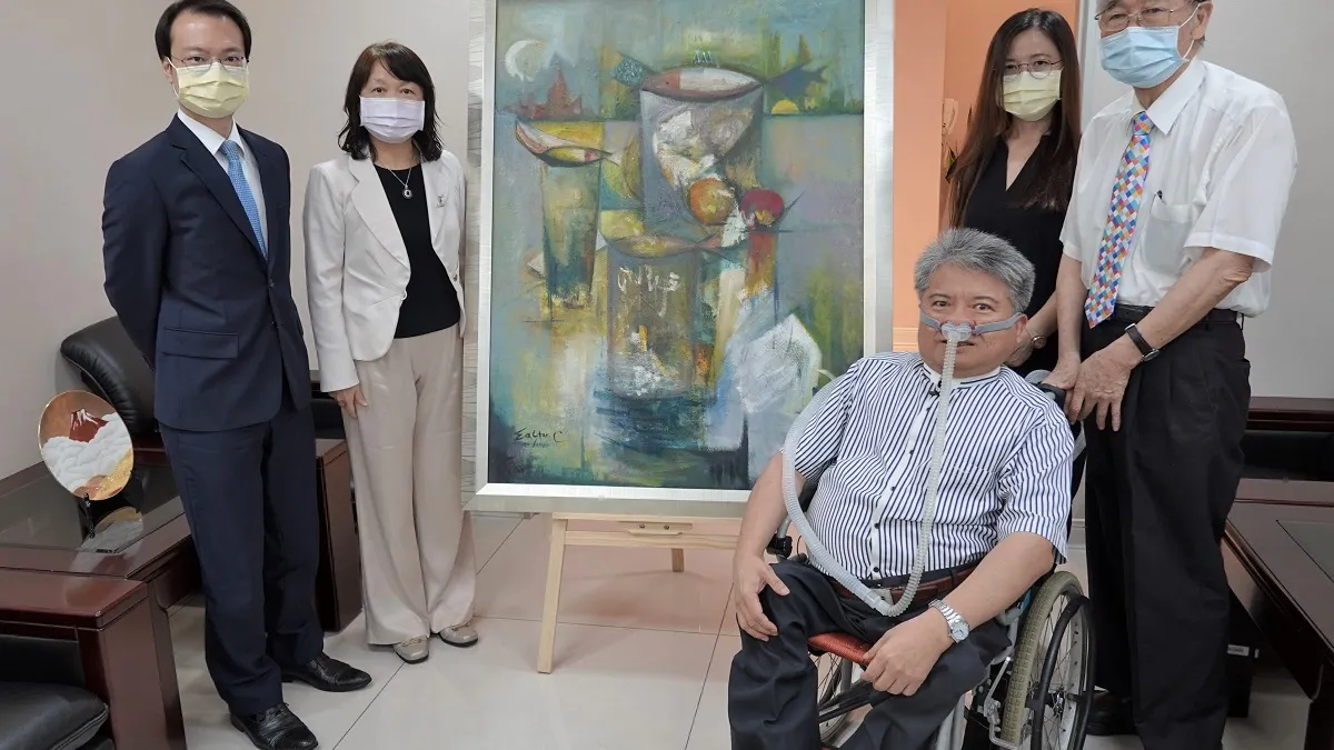 中華法務會計研究發展協會榮譽理事長林賢郎(右起)、誠品聯合會計師事務所及公益信託誠品法務會計研究發展基金會顧問張燕淑、創辦人黃鴻隆、信託公會秘書長呂蕙容及組長彭德偉在贈畫儀式合影。(圖/信託公會提供)