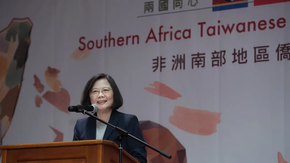 作者認為,可能蔡英文、馬英九、或柯文哲都是真心為台灣好,「事實上他們每個人為台灣付出的心力都比我們多,我們實在不應該對他們做人身攻擊。」(總統府提供)