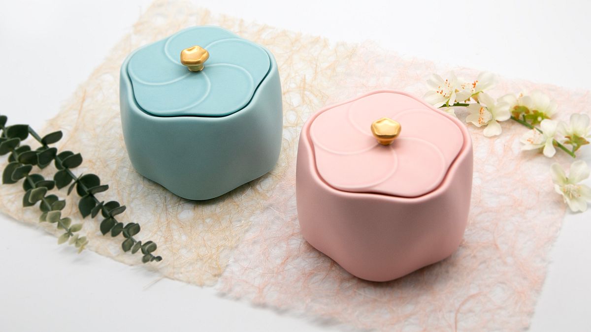 小《花伴》梅甕,花形甕身輕巧可愛,共有粉紅、湖水藍釉色2款,為春天增添一抹簡約優雅。(圖/新北市政府文化局) 小《花伴》梅甕,花形甕身輕巧可愛,共有粉紅、湖水藍釉色2款,為春天增添一抹簡約優雅。(圖/新北市政府文化局)