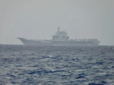 解放軍山東艦在台灣附近海域活動。(美聯社)