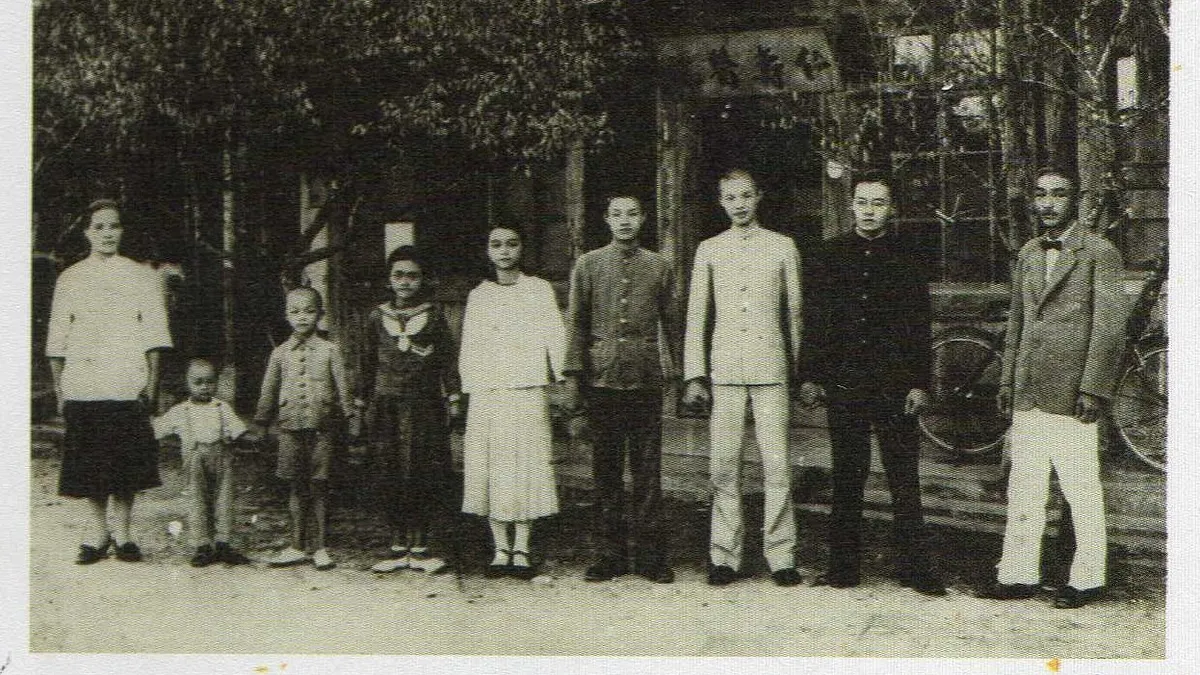 張七郎(右一)家人手牽著手,彼此緊握著,在仁壽醫院前合影,彷彿要把握全家人在一起的時光。(圖/想想論壇提供) 張七郎(右一)家人手牽著手,彼此緊握著,在仁壽醫院前合影,彷彿要把握全家人在一起的時光。(圖/想想論壇提供)