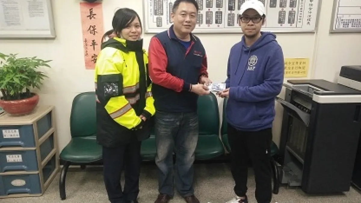 台大正妹警尋回2萬養家費 失主流淚了