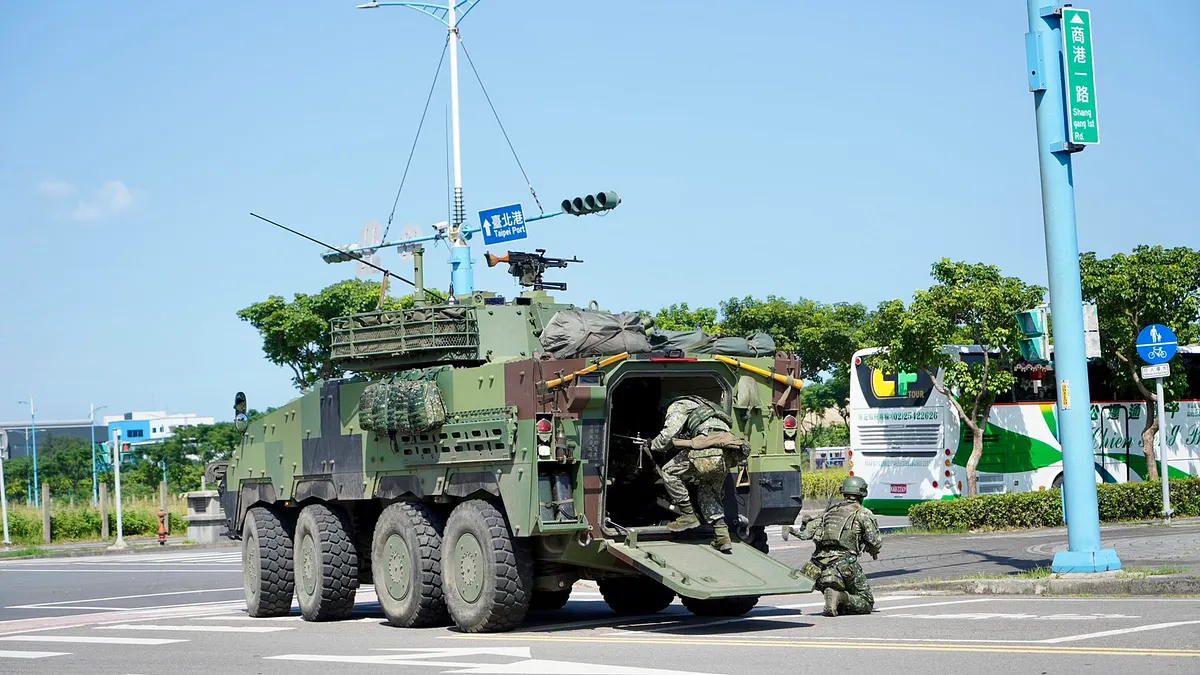 新北檢警近期發動第三波「閃兵案」搜索,拘提多名藝人,使兵役義務與國家榮譽的爭議再度浮上檯面。對此,百萬YouTuber「Cheap」公開質疑,如果藝人團體集體未服兵役仍能獲得國家級獎項金鐘獎,文化部是否該向大眾說明「國家的榮譽,該不該跟國家義務脫鉤?」(張曜麟攝) 新北檢警近期發動第三波「閃兵案」搜索,拘提多名藝人,使兵役義務與國家榮譽的爭議再度浮上檯面。對此,百萬YouTuber「Cheap」公開質疑,如果藝人團體集體未服兵役仍能獲得國家級獎項金鐘獎,文化部是否該向大眾說明「國家的榮譽,該不該跟國家義務脫鉤?」(張曜麟攝)