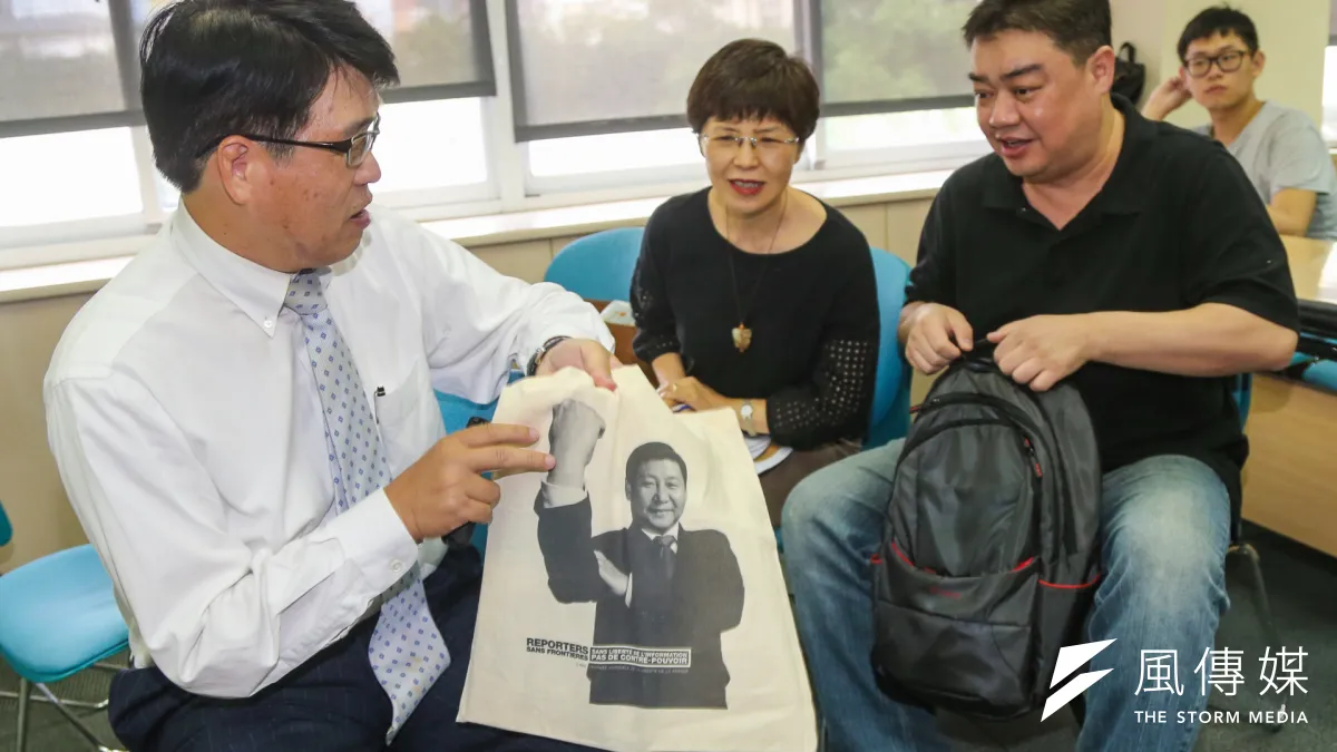 台灣人眼中的中國共產黨」全國性民調發表會.(左起)台灣民意基金會董事長游盈隆.學者專家學者專家廖達琪.民運人士吾爾開希.吾爾開希拿出印有強勢習近平環保袋.(陳明仁攝)