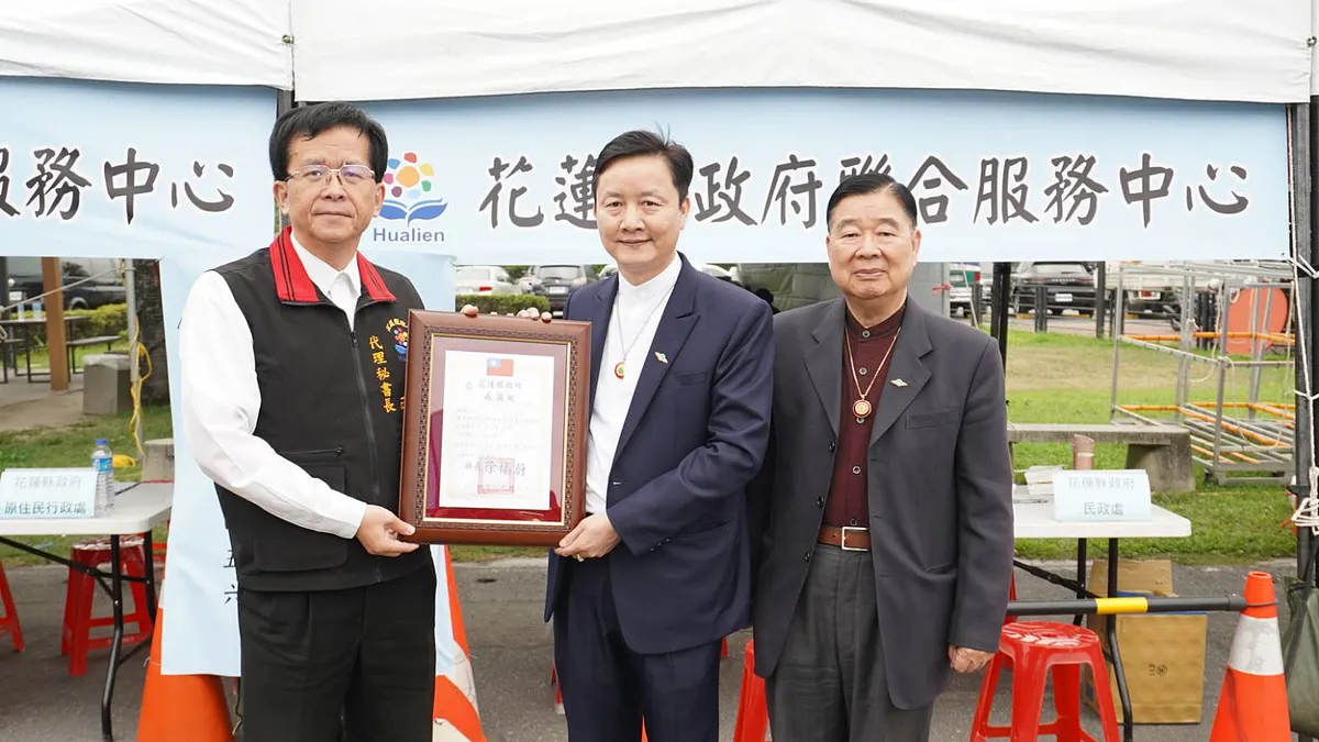 悟覺天禪師捐贈新台幣壹佰萬元整,花蓮縣府代理秘書長張逸華(左)贈與感謝狀予釋迦牟尼佛救世會董事長覺妙義明(中)、佛國弟子宗明師兄(右)。(圖/聖光禪地球佛國總會提供)