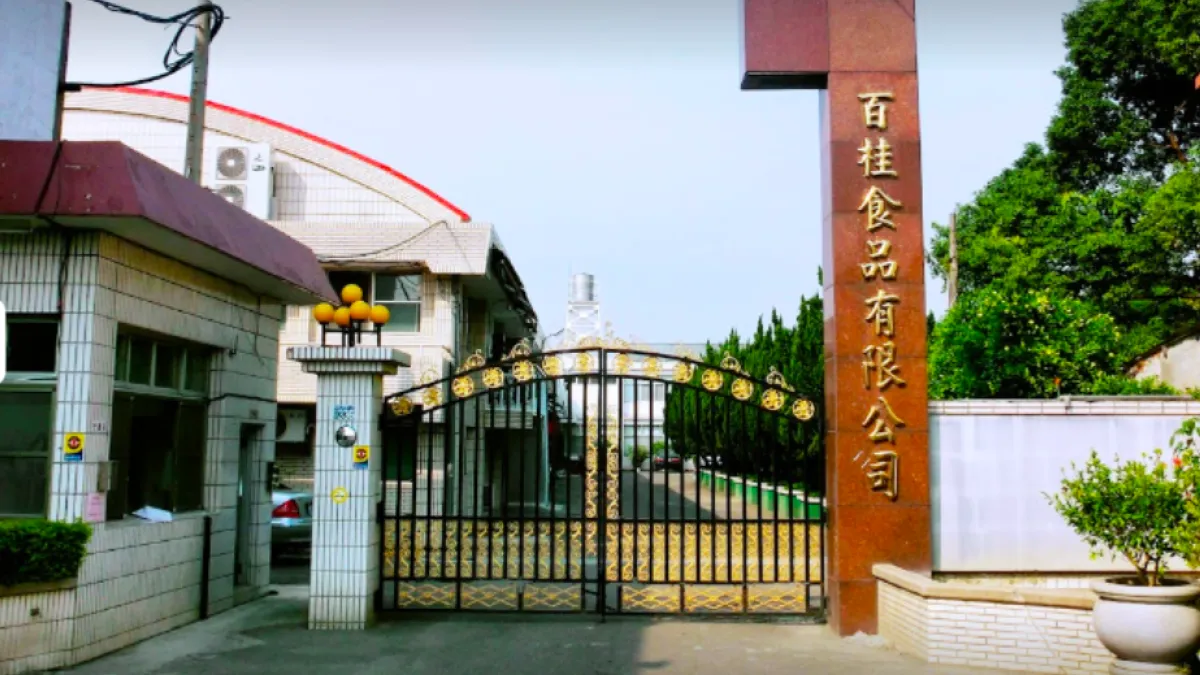 台中瑪莎拉蒂惡少痛毆男大生,網友湧入Google評論灌爆「百桂食品」,要求全通路下架。(圖/ 翻攝自Google評論)