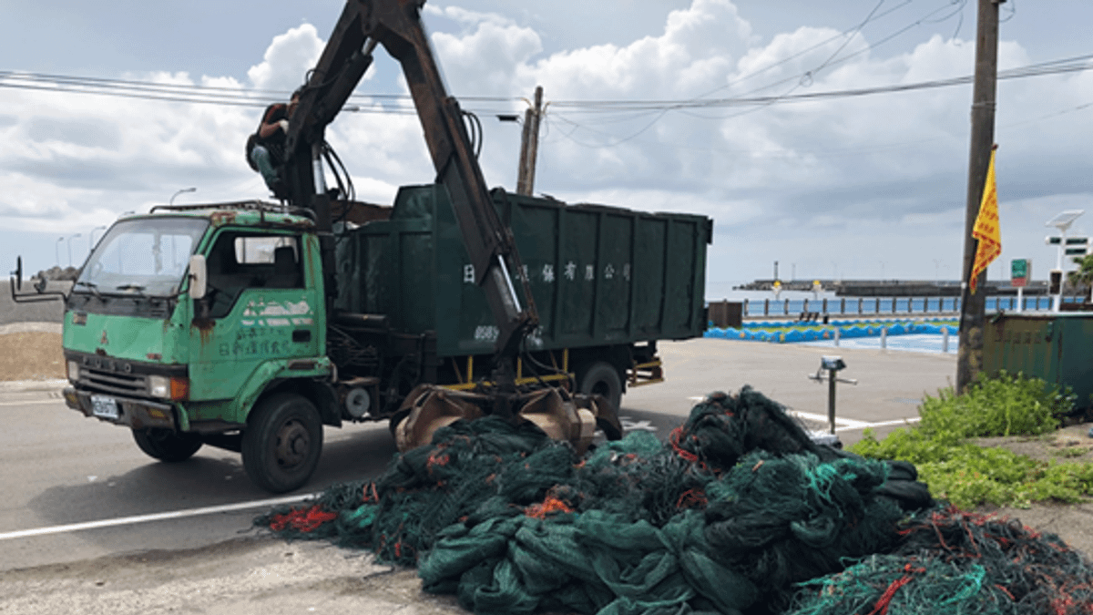 抓斗車清運廢棄漁網畫面。(圖/高雄市海洋局提供) 抓斗車清運廢棄漁網畫面。(圖/高雄市海洋局提供)