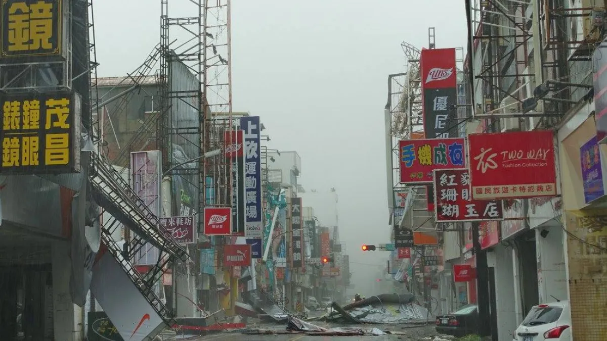 今年7月颱風尼伯特來襲,台東縣街頭一片狼籍,災情慘重,這次莫蘭蒂颱風若來襲,民眾應做好防颱準備。(取自林豐傑臉書)