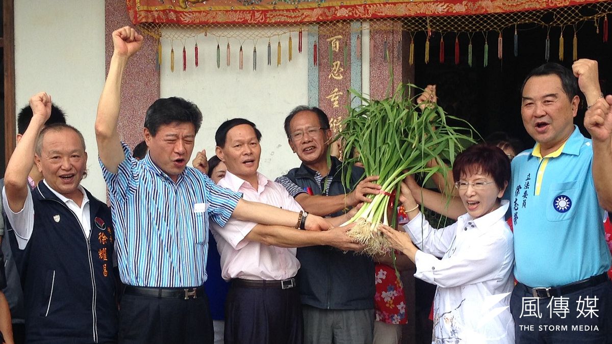 國民黨總統參選人洪秀柱20日赴苗栗拚場固票,縣長徐耀昌與立委、中常委等要角都到齊,上演大團結戲碼。(羅暐智攝) 國民黨總統參選人洪秀柱20日赴苗栗拚場固票,縣長徐耀昌與立委、中常委等要角都到齊,上演大團結戲碼。(羅暐智攝)