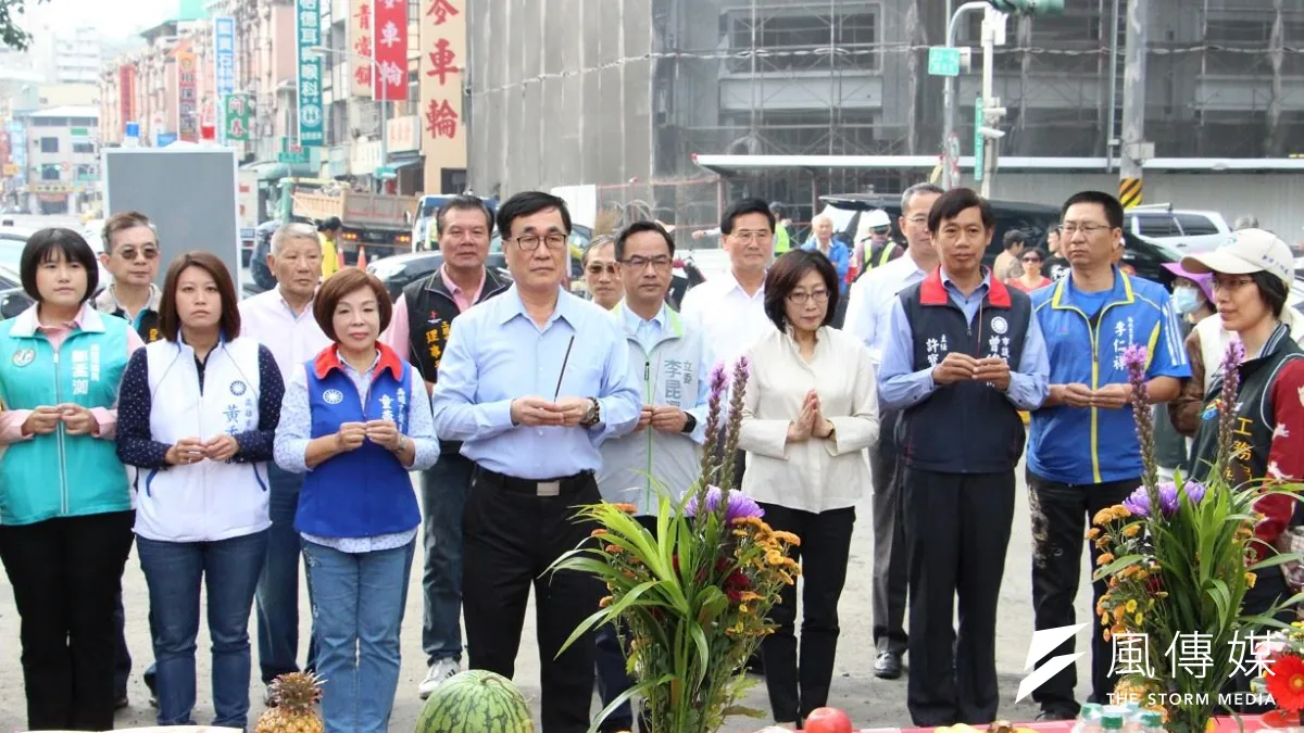 服務高雄市民長達42年歷史的自立陸橋,日前展開拆除作業,副市長李四川率工務團隊一同祭祀祈福。(圖/徐炳文攝)