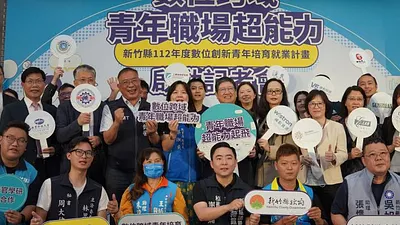 新竹縣長楊文科與企業、學界代表共同宣誓官產學界力挺青年的決心。(圖/新竹縣政府提供)