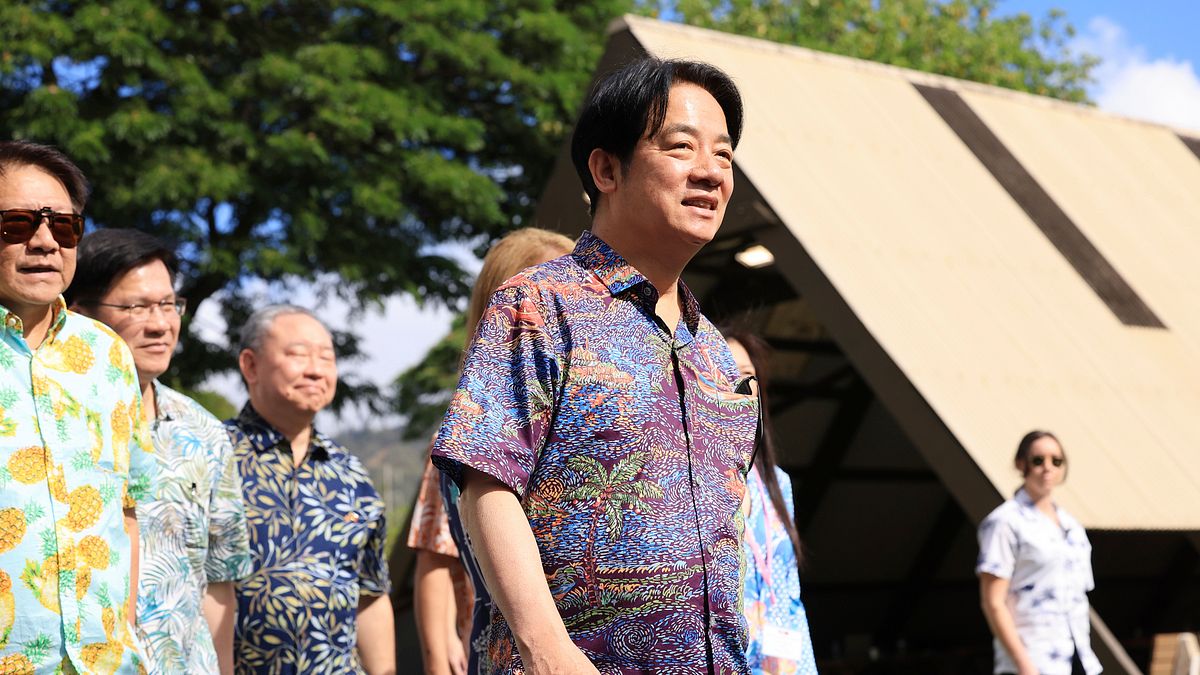 賴清德(右一)11月30日展開為期7天6夜的「繁榮南島、智慧永續」之旅,首站過境夏威夷。郭正亮認為,這次行程安排是「史上最低、最委屈」。(資料照,美聯社) 賴清德(右一)11月30日展開為期7天6夜的「繁榮南島、智慧永續」之旅,首站過境夏威夷。郭正亮認為,這次行程安排是「史上最低、最委屈」。(資料照,美聯社)