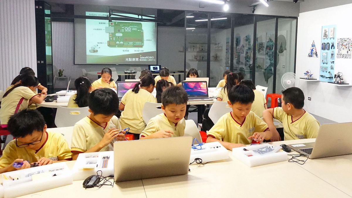 新北市青少年圖書館「創新學習中心」特別針對時下最夯的主題,從3月份開始推出一系列學習課程,還有遊戲機開箱活動,讓青少年朋友透過活潑、多元方式,掌握最新流行的數位潮流。 (圖/新北市立圖書館提供) 新北市青少年圖書館「創新學習中心」特別針對時下最夯的主題,從3月份開始推出一系列學習課程,還有遊戲機開箱活動,讓青少年朋友透過活潑、多元方式,掌握最新流行的數位潮流。 (圖/新北市立圖書館提供)