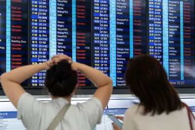 受到強烈颱風「樺加沙」衝擊,香港國際機場大量航班被取消。(美聯社)