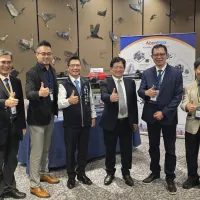 左から、高雄医学大学の陳嘉炘教授、台東大学の張燿中研究開発長、銘旺科技の范瑋益戦略責任者、台東県衛生局の孫国平局長、工業技術研究院(ITRI)の陳立偉執行長、台東マッカイ記念病院の張義芳副院長、台東県医師会の何活発理事長、工業技術研究院の連俊宏副組長。(写真/銘旺科技提供) 左から、高雄医学大学の陳嘉炘教授、台東大学の張燿中研究開発長、銘旺科技の范瑋益戦略責任者、台東県衛生局の孫国平局長、工業技術研究院(ITRI)の陳立偉執行長、台東マッカイ記念病院の張義芳副院長、台東県医師会の何活発理事長、工業技術研究院の連俊宏副組長。(写真/銘旺科技提供)
