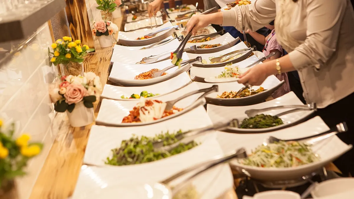 餐飲戰場今年集中在五星Buffet與雙人套餐的高CP值方案。晶華酒店集團除主推每張3000元的「集團聯合住宿券」加碼買十送一,餐飲面含栢麗廳平日午餐四人券4999元、下午茶雙人券1799元、假日午晚餐雙人券3999元;泰市場平日午餐雙人2399元與四人4399元;三燔本家壽喜燒雙人1999元與四人3799元;礁溪晶泉丰旅龍蝦海陸火鍋券2999元;故宮晶華龍蝦或烤鴨雙人券1999元;Azie肋眼獨享券899元。(示意圖/取自pixabay) 餐飲戰場今年集中在五星Buffet與雙人套餐的高CP值方案。晶華酒店集團除主推每張3000元的「集團聯合住宿券」加碼買十送一,餐飲面含栢麗廳平日午餐四人券4999元、下午茶雙人券1799元、假日午晚餐雙人券3999元;泰市場平日午餐雙人2399元與四人4399元;三燔本家壽喜燒雙人1999元與四人3799元;礁溪晶泉丰旅龍蝦海陸火鍋券2999元;故宮晶華龍蝦或烤鴨雙人券1999元;Azie肋眼獨享券899元。(示意圖/取自pixabay)