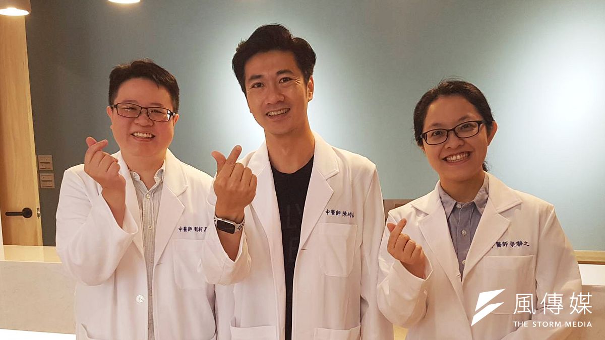 「中醫界郭富城」醫師陳峙嘉(中)與新竹院所院長劉軒嘉(左)、副院長梁瀞之(右)共同為新竹民眾健康把關。(圖/方詠騰攝) 「中醫界郭富城」醫師陳峙嘉(中)與新竹院所院長劉軒嘉(左)、副院長梁瀞之(右)共同為新竹民眾健康把關。(圖/方詠騰攝)