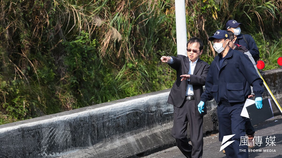 災難事故現場,檢察官總是第時間抵赴現場相驗。圖為國道遊覽車翻覆事故現場,士林地檢署檢察官吳怡明於現場勘驗護欄遭撞擊擦痕。(顏麟宇攝) 災難事故現場,檢察官總是第時間抵赴現場相驗。圖為國道遊覽車翻覆事故現場,士林地檢署檢察官吳怡明於現場勘驗護欄遭撞擊擦痕。(顏麟宇攝)