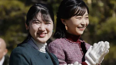 從年代觀察,日本女性生活滿足度雖隨石油危機、泡沫破裂與長期景氣低迷起伏,但在2010年代後明顯回升,整體呈現逐步改善的趨勢。(資料照,美聯社)