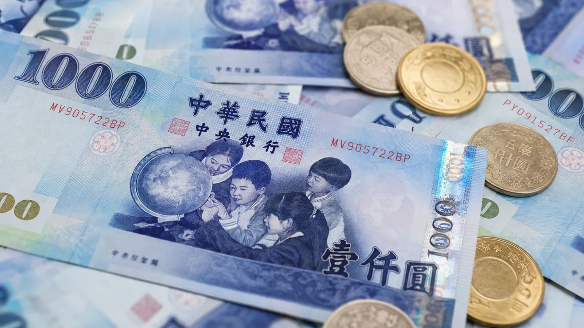 不少父母會在孩子年幼時先替孩子買保險,由自己擔任要保人、孩子當被保險人,等孩子長大後,再把保單交給子女。(示意圖/ChatGPT)