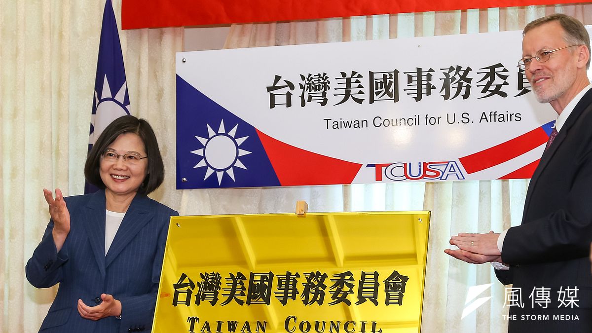 總統蔡英文、美國在台協會(AIT)台北辦事處處長酈英傑出席「台灣美國事務委員會」揭牌儀式。(顏麟宇攝) 總統蔡英文、美國在台協會(AIT)台北辦事處處長酈英傑出席「台灣美國事務委員會」揭牌儀式。(顏麟宇攝)