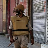 インド側カシミールはしばしば緊張状態に陥る。写真はインド軍がまるで誰もいない街頭を巡回している様子である。(資料写真、AP通信) インド側カシミールはしばしば緊張状態に陥る。写真はインド軍がまるで誰もいない街頭を巡回している様子である。(資料写真、AP通信)