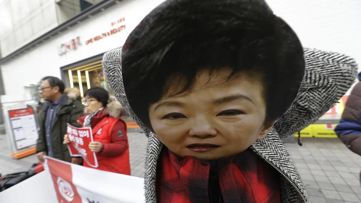 南韓總統朴槿惠深陷醜聞風暴,民間抗議不斷。(AP)
