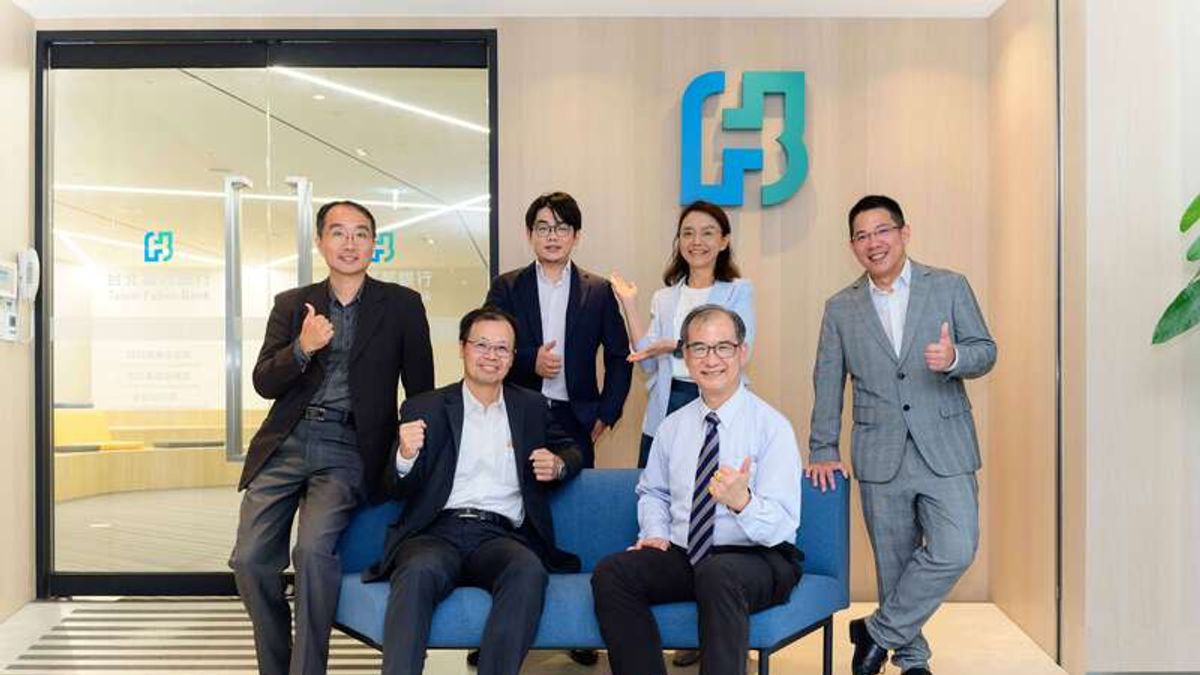 富邦金控受邀擔任臺大會計系「會計資訊系統」企業導師,攜手培育數位資訊人才。前排圖左為:富邦金控資訊長蘇清偉、圖右為臺大會計系系主任劉順仁。(圖/富邦金控提供) 富邦金控受邀擔任臺大會計系「會計資訊系統」企業導師,攜手培育數位資訊人才。前排圖左為:富邦金控資訊長蘇清偉、圖右為臺大會計系系主任劉順仁。(圖/富邦金控提供)