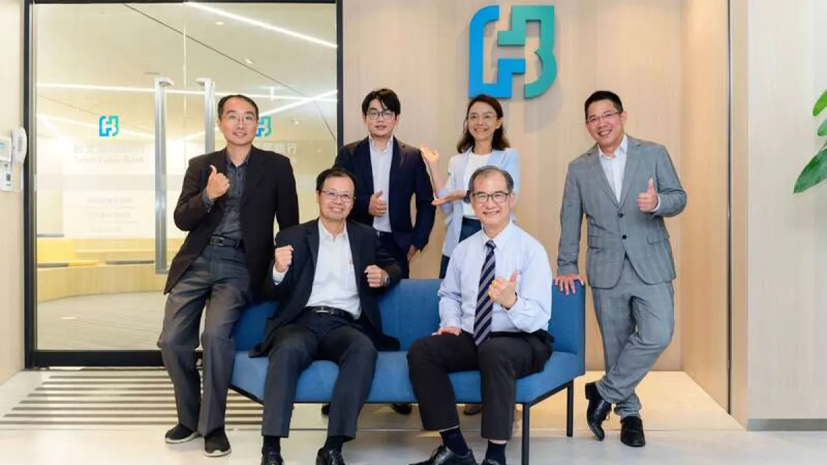 富邦金控受邀擔任臺大會計系「會計資訊系統」企業導師,攜手培育數位資訊人才。前排圖左為:富邦金控資訊長蘇清偉、圖右為臺大會計系系主任劉順仁。(圖/富邦金控提供)