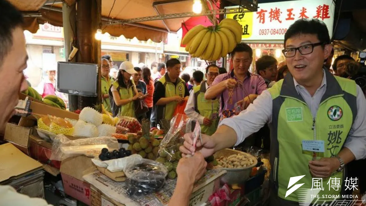 前副總統呂秀蓮退出民進黨台北市長黨內初選,還批評立委姚文智提出的廢除松山機場政見。圖為姚文智10日上午在三水街市場拜票。(余志偉攝)