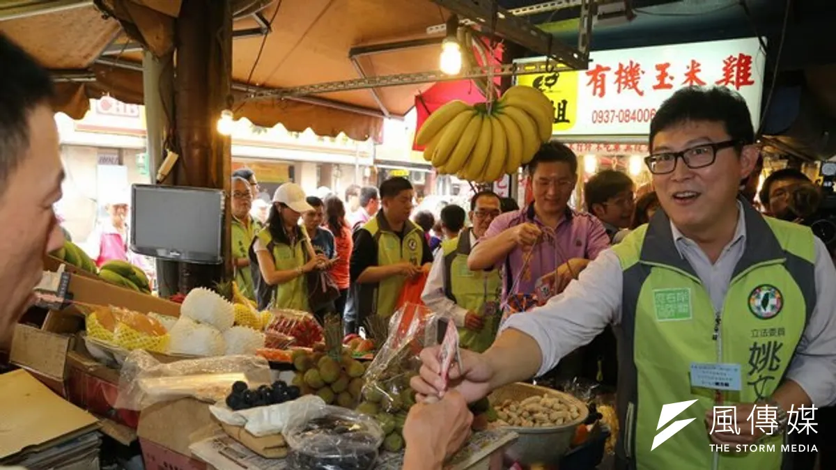前副總統呂秀蓮退出民進黨台北市長黨內初選,還批評立委姚文智提出的廢除松山機場政見。圖為姚文智10日上午在三水街市場拜票。(余志偉攝) 前副總統呂秀蓮退出民進黨台北市長黨內初選,還批評立委姚文智提出的廢除松山機場政見。圖為姚文智10日上午在三水街市場拜票。(余志偉攝)