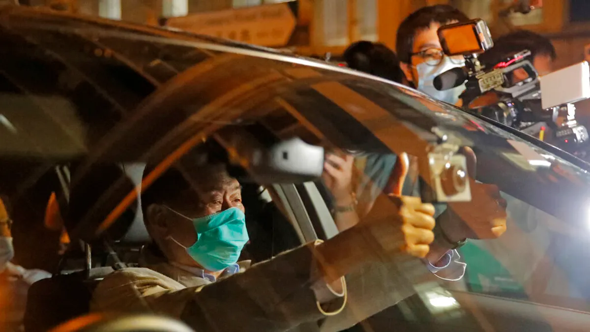 壹傳媒創辦人黎智英12日凌晨交保,搭車離開旺角警署。(美聯社) 壹傳媒創辦人黎智英12日凌晨交保,搭車離開旺角警署。(美聯社)