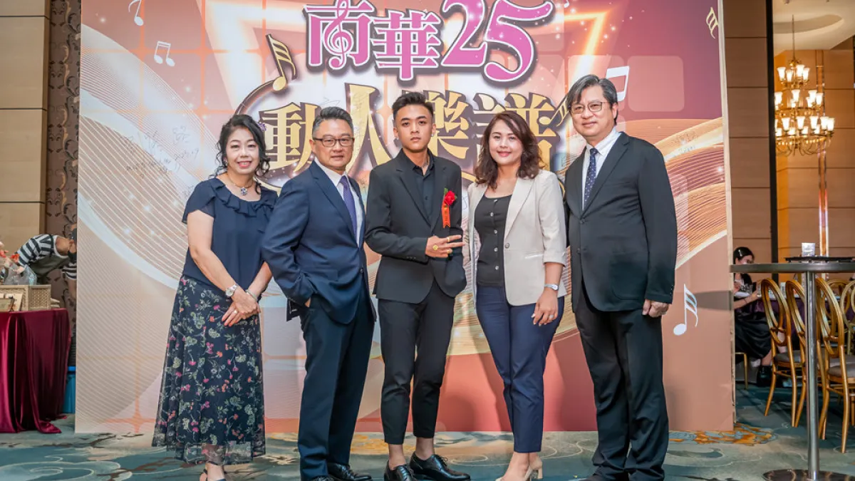 蔡家豪(中)與爸爸媽媽(右)以及莊惠安校長(左2)、吳芝華導師(左)畢業典禮合影,對父母與學校由衷滿滿感謝。(圖/南華高中提供)